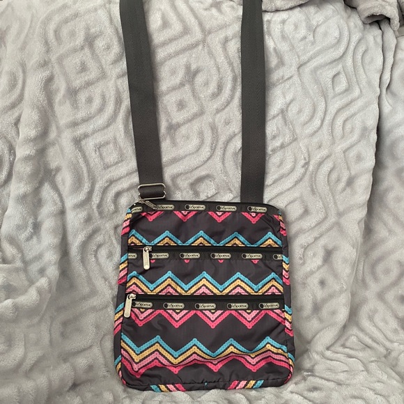 NWOT LeSportsac Classic Kylie crossbody - Picture 1 of 10